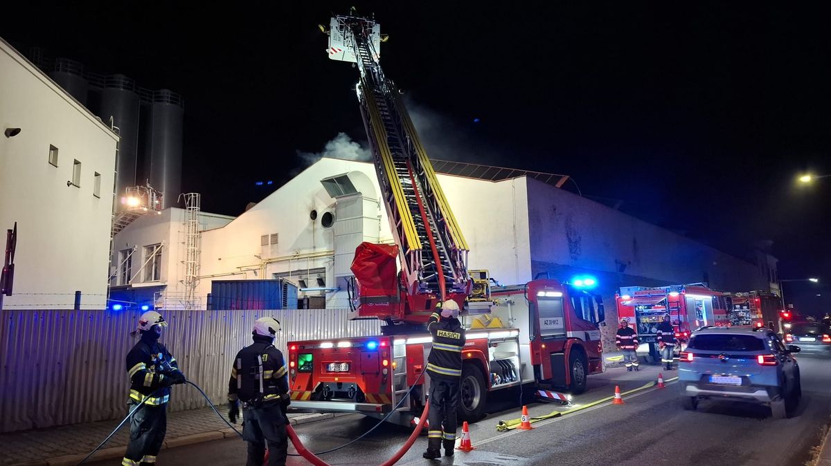 Na Semilsku hoří průmyslový objekt